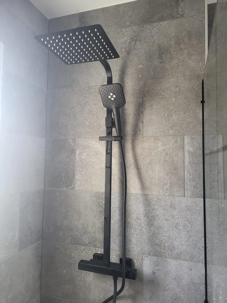 Douche avec carrelage gris effet pierre et robinetterie noire