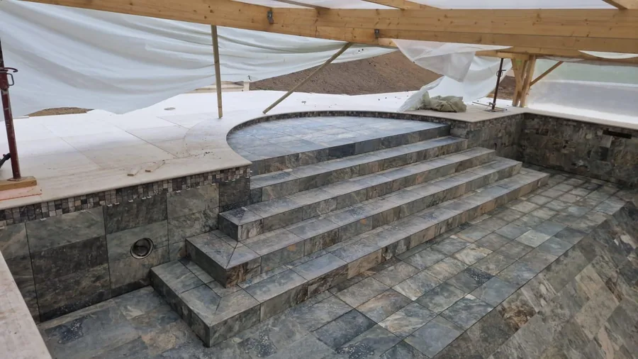 Habillage carrelé d’un bassin et de ses escaliers