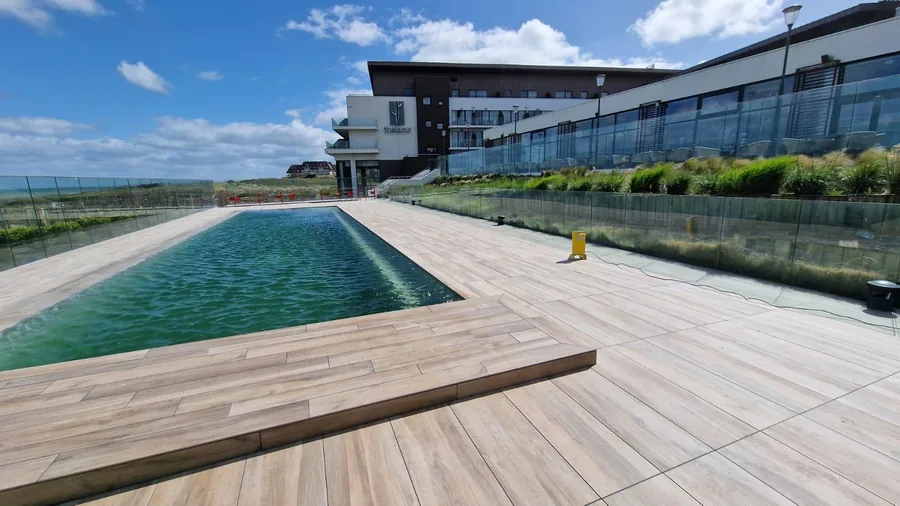 Piscine extérieure et plage carrelée réalisée par Korkmaz Carrelage