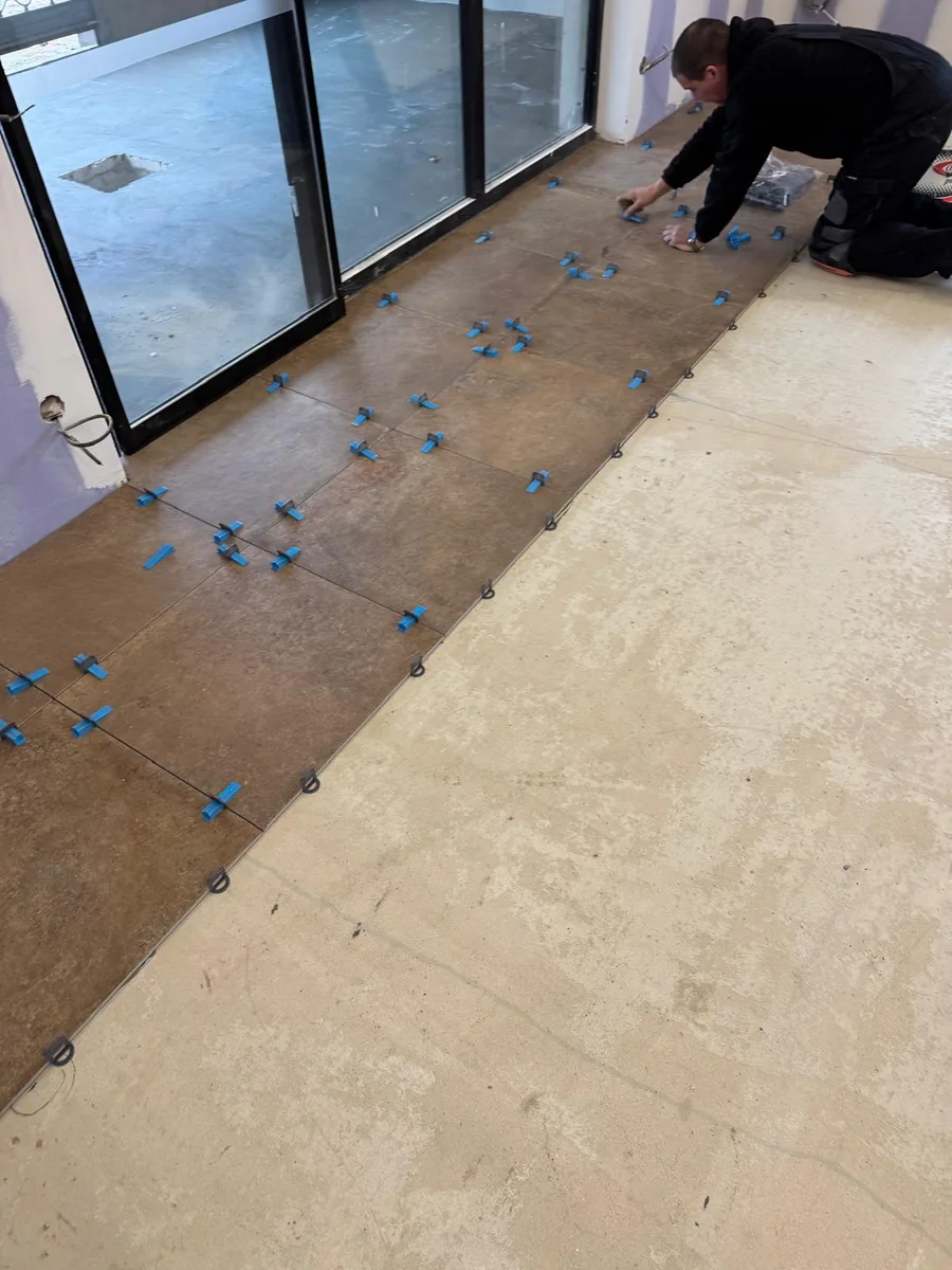 Pose de carreaux grand format avec système de nivellement
