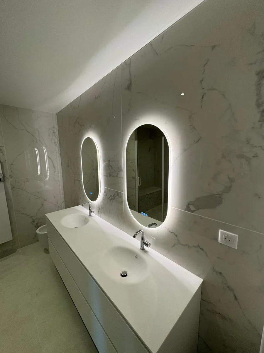 Salle de bain terminée avec grands carreaux effet marbre
