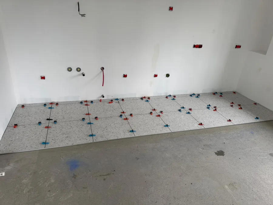 Pose d’un sol aspect terrazzo en intérieur