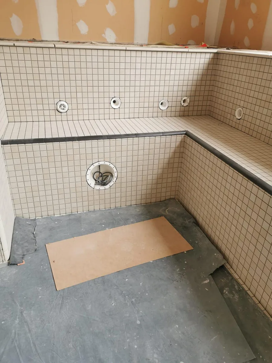Habillage en mosaïque d’une banquette et d’un espace bien-être