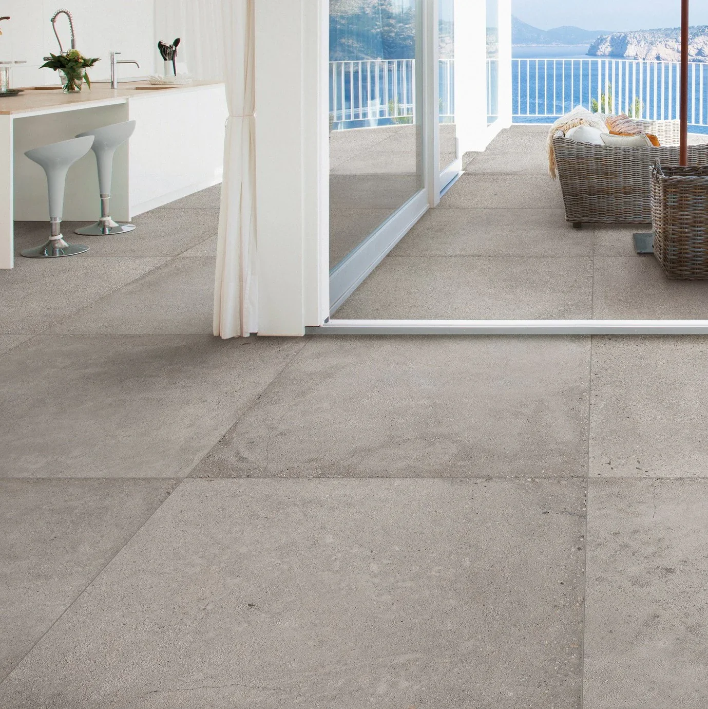 Continuité de carrelage entre intérieur et extérieur
